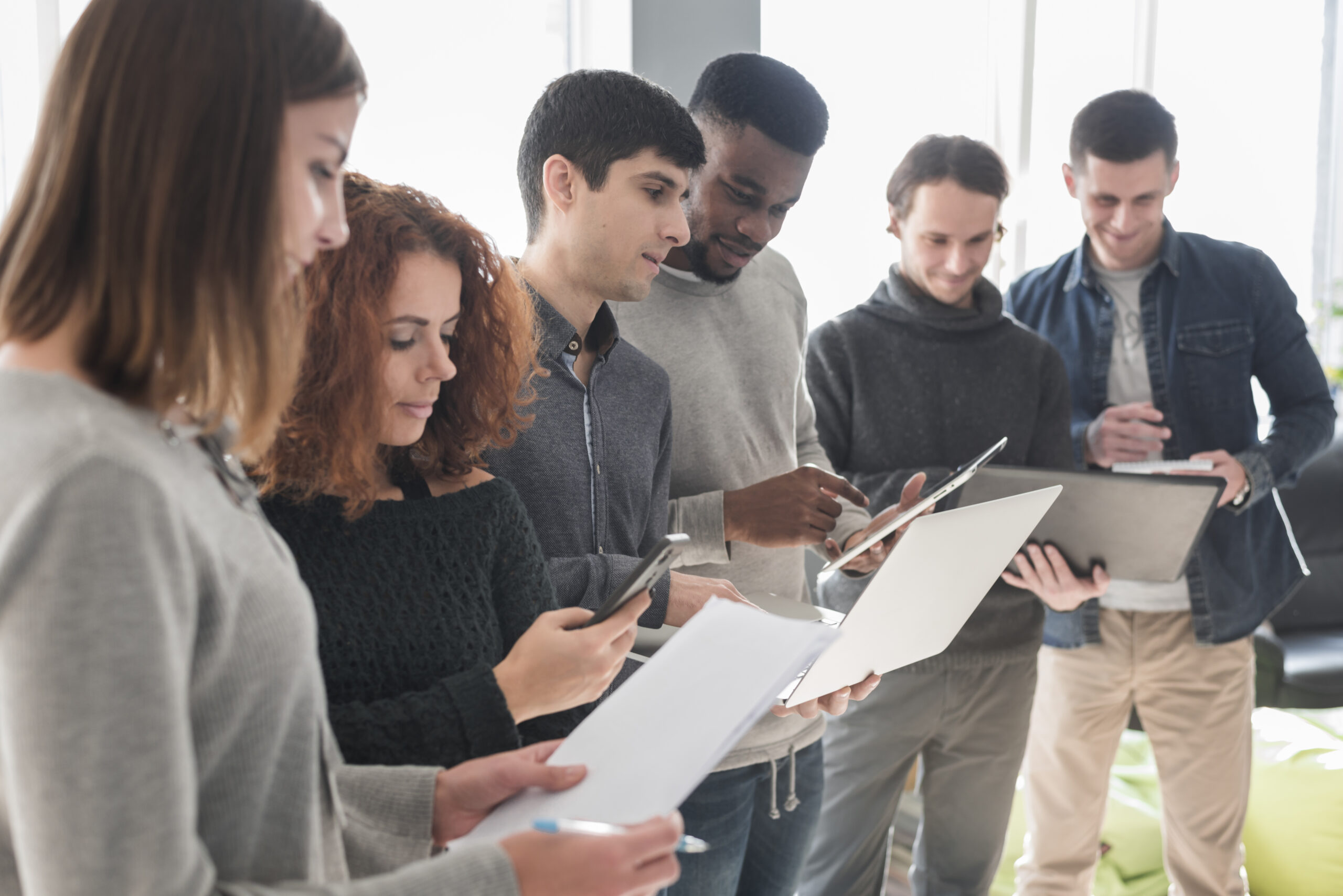 gruppo-di-persone-con-laptop